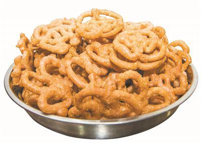 广州人过年必备年货有三样：煎堆、蛋散、油角