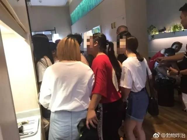 被控制、开口跪，有黑料，一夜爆红的吹头小哥走下神坛了？那些年的民间帅哥，你们还好吗