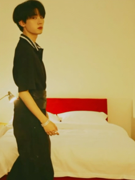 妈呀!内娱又出男“腰精”，将周翊然和王一博放一起差距一目了然