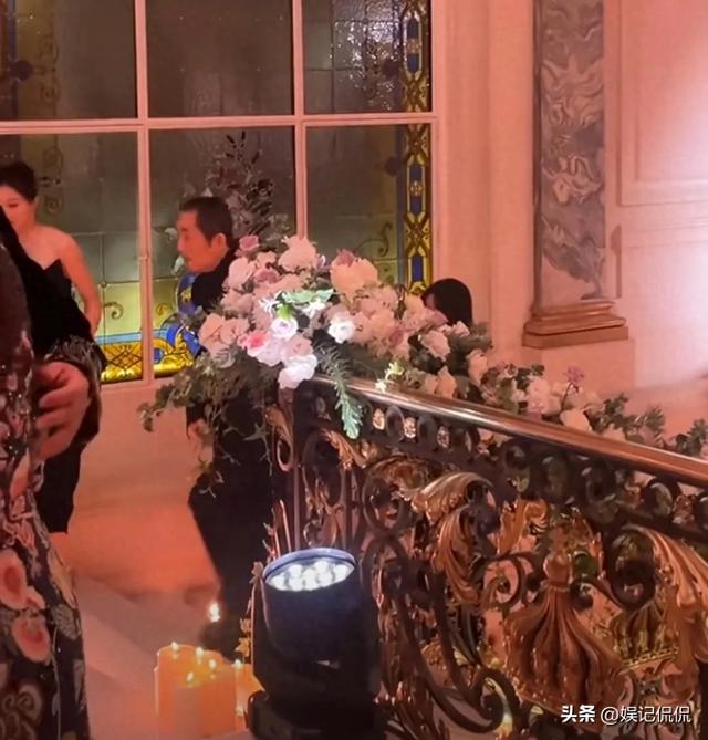 张艺谋带老婆参加名媛舞会，43岁陈婷美出圈，18岁女儿颜值很一般