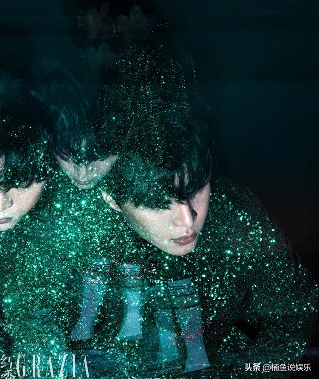 范丞丞不愧是时尚界宠儿，拍写真光影交错，妥妥的暗夜贵公子