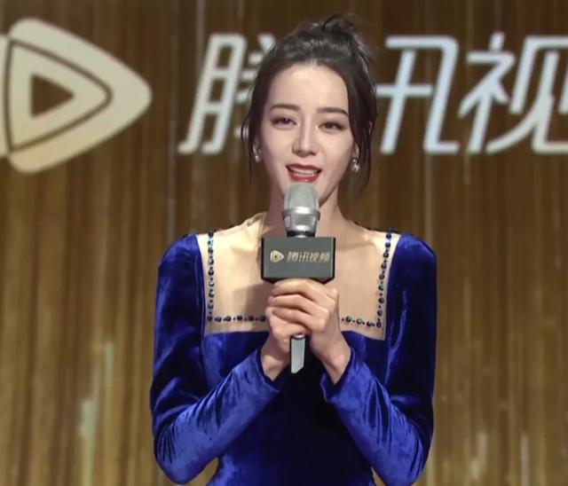 拾光盛典造型：杨幂雍容优雅，迪丽热巴造型敷衍，刘亦菲手臂抢镜