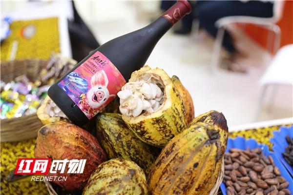 擦出火花!热辣非洲潮女爱上粉可爱香格里拉干红