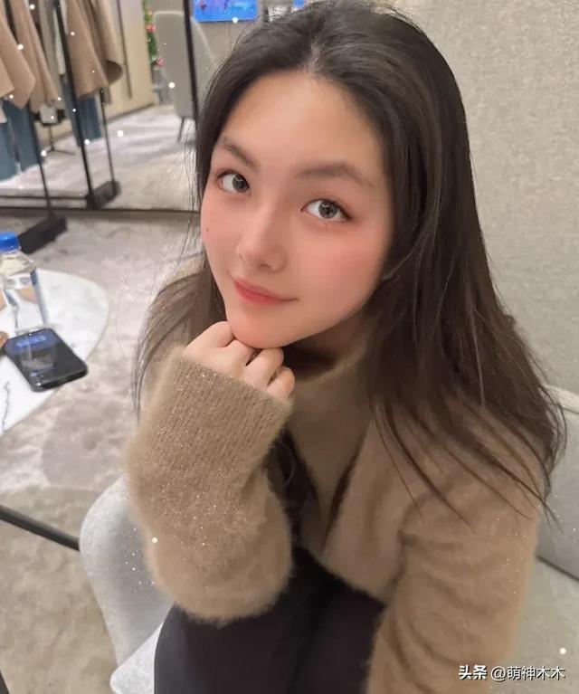 李湘带女儿逛街被偶遇,本人又胖了一圈,戴毛线帽裹大衣被嘲土气