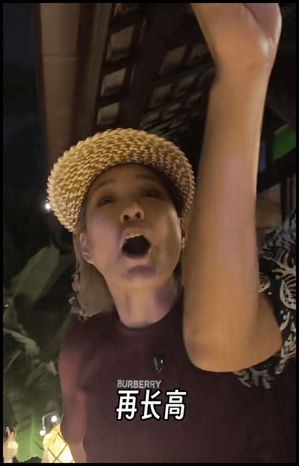 李静罕晒母女合照,21岁沐尔箍牙后颜值变化大,美到妈妈都认不出