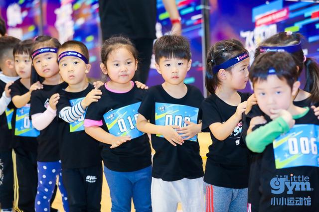 30个月的小娃娃就要独自上场，这场运动会的主角只有一个——勇敢飞跃