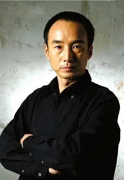 施京明：娶了圈外妻子，婚后生一儿一女，幸福美满