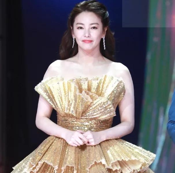 拾光盛典造型：杨幂雍容优雅，迪丽热巴造型敷衍，刘亦菲手臂抢镜