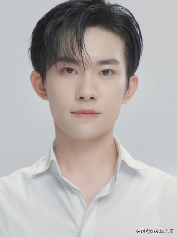 王俊凯证件照,刘昊然证件照,王源证件照,看见他:稳坐大佬宝座