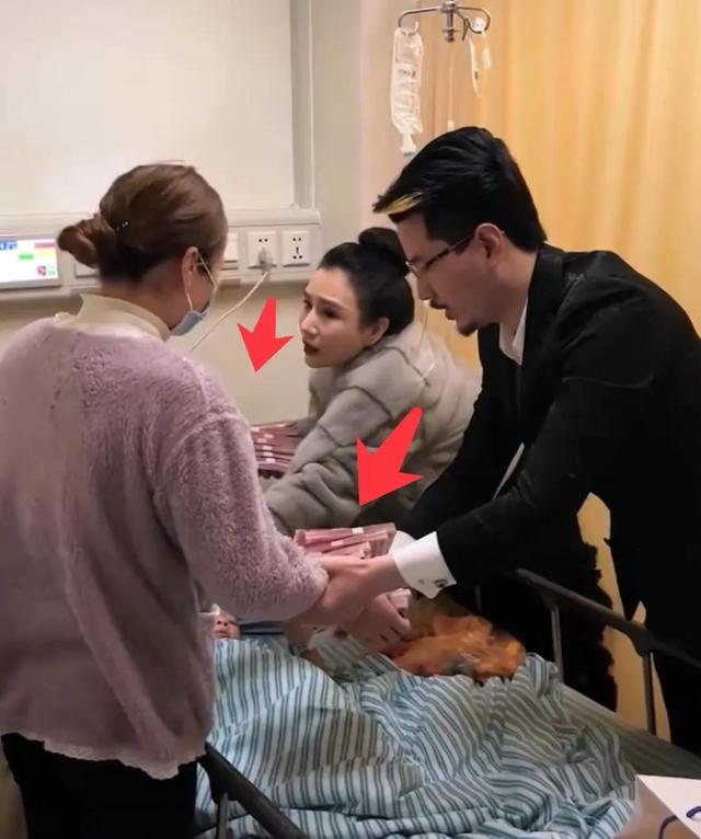 国岳夫妇看望鞭炮炸伤截肢男孩,捐现金20万!水滴筹为何没落了?