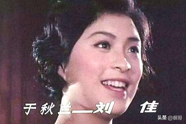 她是国家一级演员,泳装出镜第一人,如今在《希望的大地》打酱油