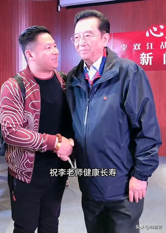 85岁李双江近况曝光，卖力唱歌底气不足，努力赚钱为儿子出狱隐身
