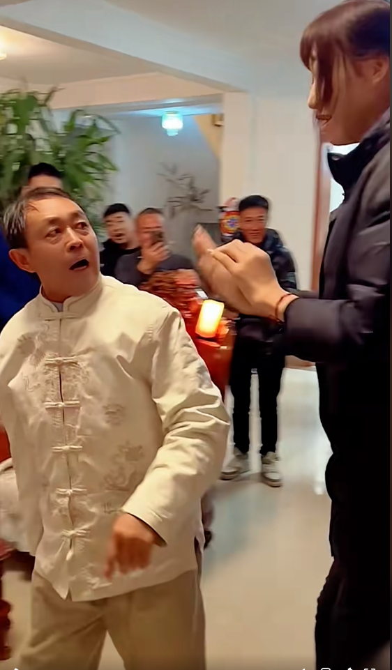 太极马保国一招降服2.3米女巨人！传统功夫真厉害，五连鞭再发威