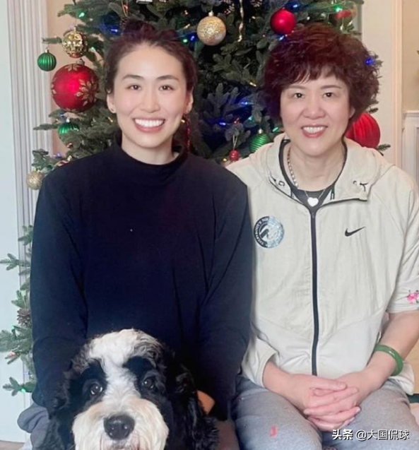 卸任三个月,郎平现身美国和女儿庆生,住豪宅+换新发型过圣诞节