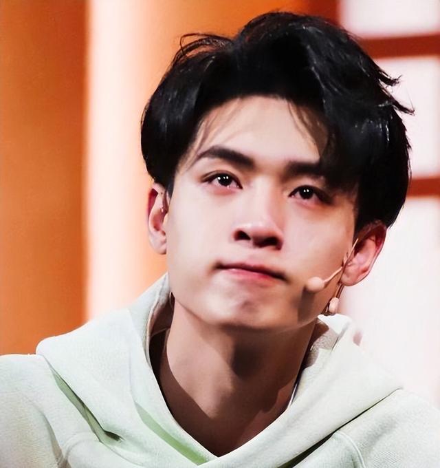 “揭秘秦霄贤家族背景：凯旋地产继承人与神秘姐姐秦瑶”