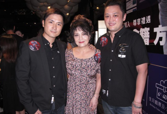 72岁施明大病后近照曝光，前夫李家鼎现身探望，三代同堂过母亲节