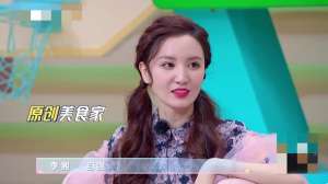 电影房(张萌别墅内景曝光，电影房藏老公爱心设计，为环保家里堆满纸箱)