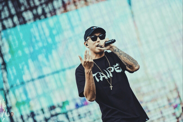 娱乐圈又一歌手结婚：从叛逆少年变成熟男人之后，迎娶了前女友