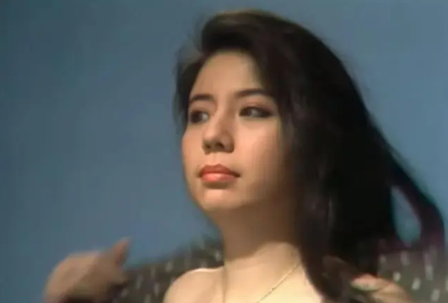 1993年黄家驹去世,在灵堂上痛哭的前女友林楚麒,为何遭到驱赶?