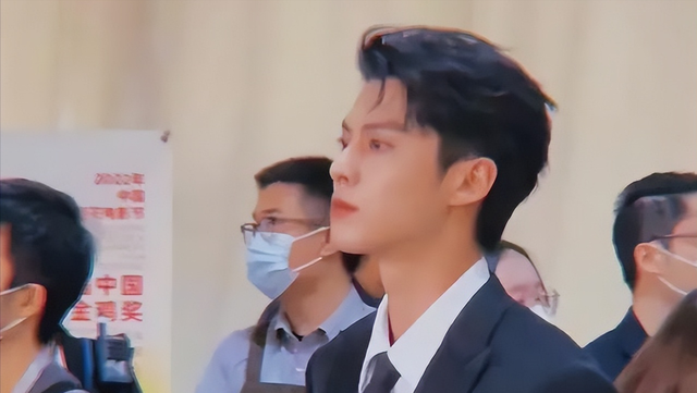 红了就飘了？王鹤棣开演唱会割粉丝韭菜，票打折都卖不出去