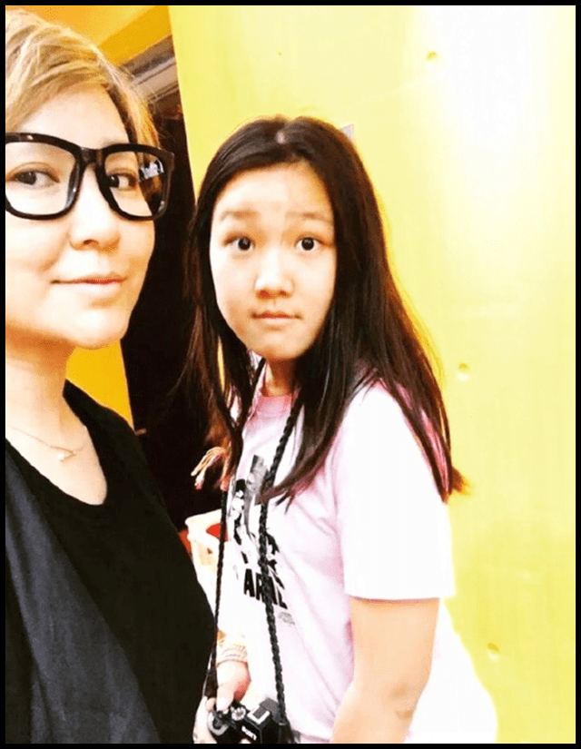 李静罕晒母女合照,21岁沐尔箍牙后颜值变化大,美到妈妈都认不出