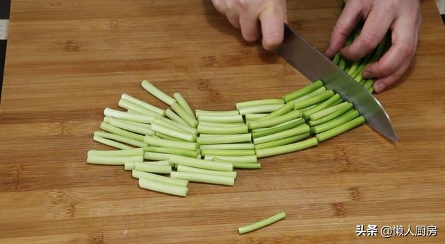 又到了吃蒜苔的季节，教你配上五花肉一起炒，太下饭了