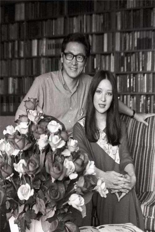 胡因梦用两个字回应112天婚姻,与李敖新婚夜因一杯茶撕碎结婚证