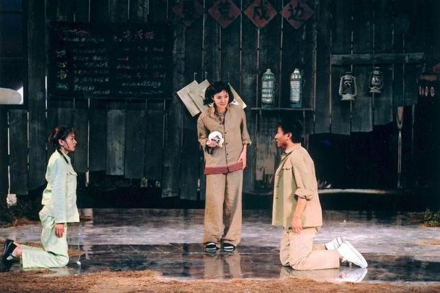 从话剧《荒原与人》的叙述方法中，体会戏曲传统叙事的改变