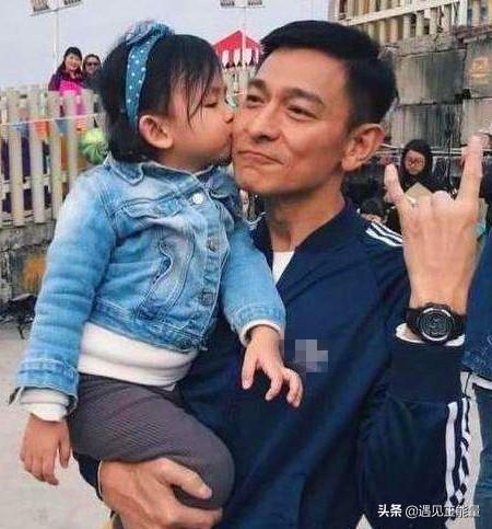 刘德华娶朱丽倩为妻,婚后12年恩爱如初,家庭幸福