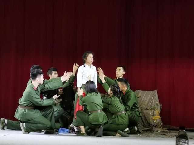 从话剧《荒原与人》的叙述方法中，体会戏曲传统叙事的改变