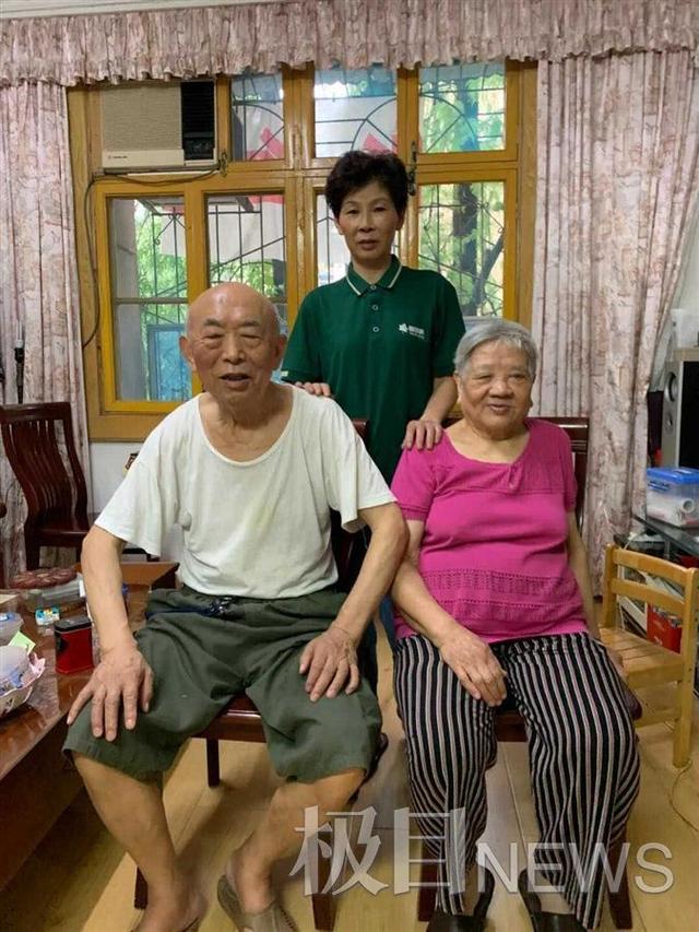 一日三餐不重样，全程陪护老人打疫苗，照护师成了8旬老两口“女儿”