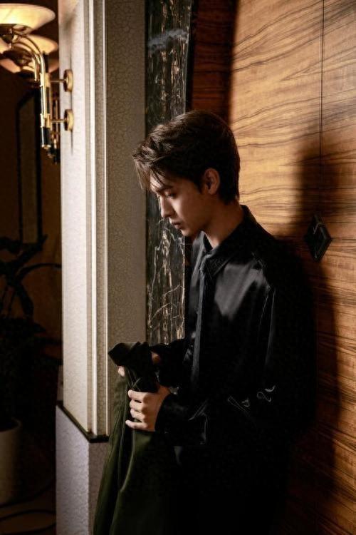 “揭秘秦霄贤家族背景：凯旋地产继承人与神秘姐姐秦瑶”