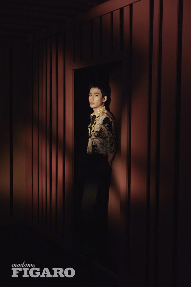 温柔眼眸的凝视 明暗光影交错下的朱一龙