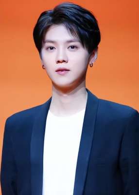 蔡徐坤的初吻给了谁(有一种“差距”叫鹿晗与关晓彤，官宣6年后，两人棋局终于被看清)