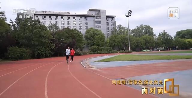 面对面丨两个人，一双眼睛，如何在世界赛场跑出奇迹？