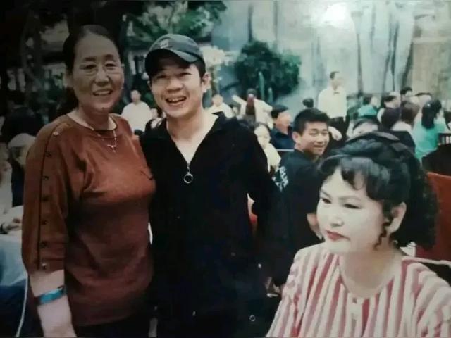 二人转传奇郑淑云：舞台璀璨与生活神秘