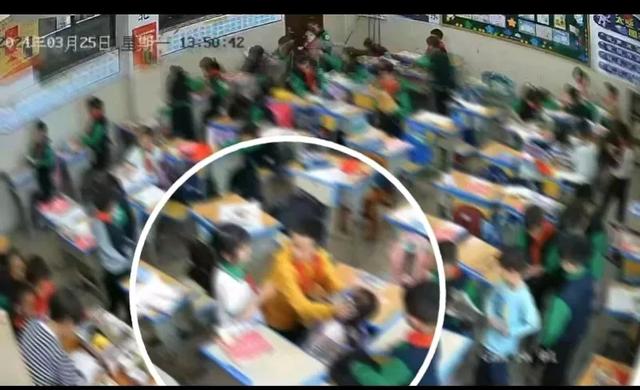 教室暴力:8岁女童在老师眼前被殴打,社会的冷漠令人震惊