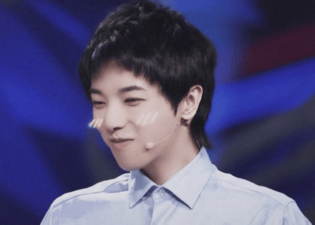 172的华晨宇遇上173的关晓彤，暴露真实身高，谁在说谎？