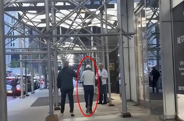 马云近况曝光，现身纽约未带保镖，身影落寞无人识现状让人唏嘘