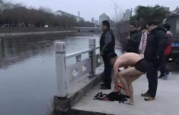 点赞！寒冬里，85后青年老板勇救车祸落水七旬老人