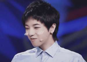 华晨宇躺下发现关晓彤裙子太短(172的华晨宇遇上173的关晓彤，暴露真实身高，谁在说谎？)