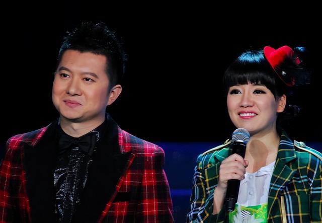 这两位熟悉的主持人，原来是夫妻？搭档了21年，儿女双全却被骂惨