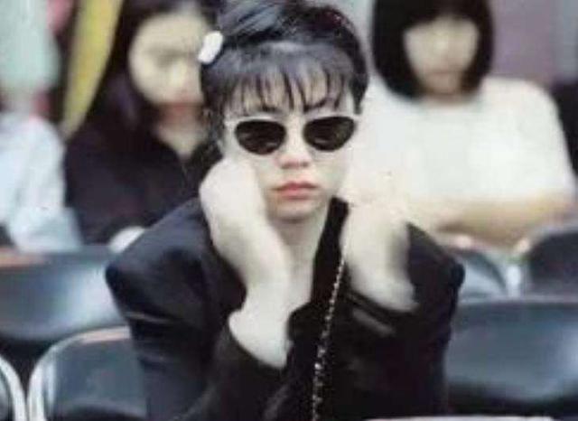 1993年黄家驹去世,在灵堂上痛哭的前女友林楚麒,为何遭到驱赶?