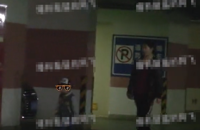 64岁葛优儿子正脸疑曝光！年仅3岁身高惊人，停车场跳舞十分好动