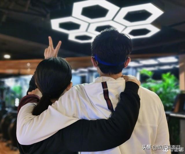 哥俩好！39岁谢娜发微博，晒与38岁张杰约会故事，网友：心服口服