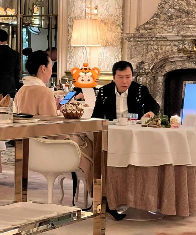 59岁甄子丹低调现身法国,发际线高似秃顶,与老婆吃饭全程无交流