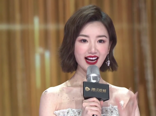 拾光盛典造型：杨幂雍容优雅，迪丽热巴造型敷衍，刘亦菲手臂抢镜