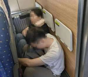 两个年轻人(国庆高铁上,这两个年轻人被“曝光”)