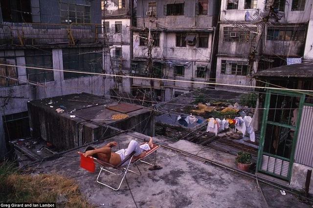 香港九龙城寨旧照：曾是香港最邪恶之地，白天警察不敢独自进入
