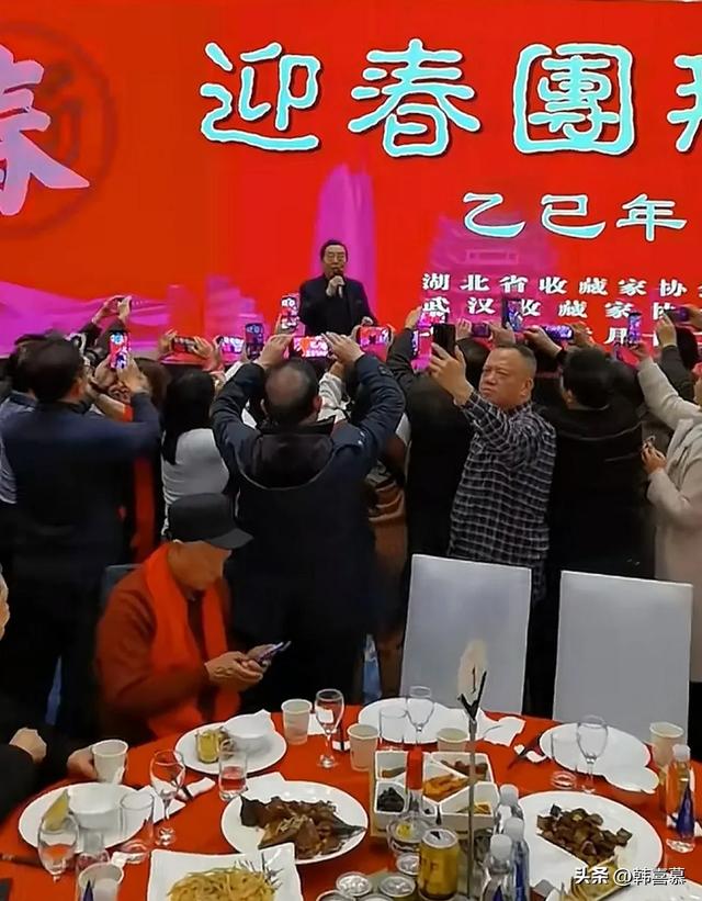 85岁李双江近况曝光，卖力唱歌底气不足，努力赚钱为儿子出狱隐身